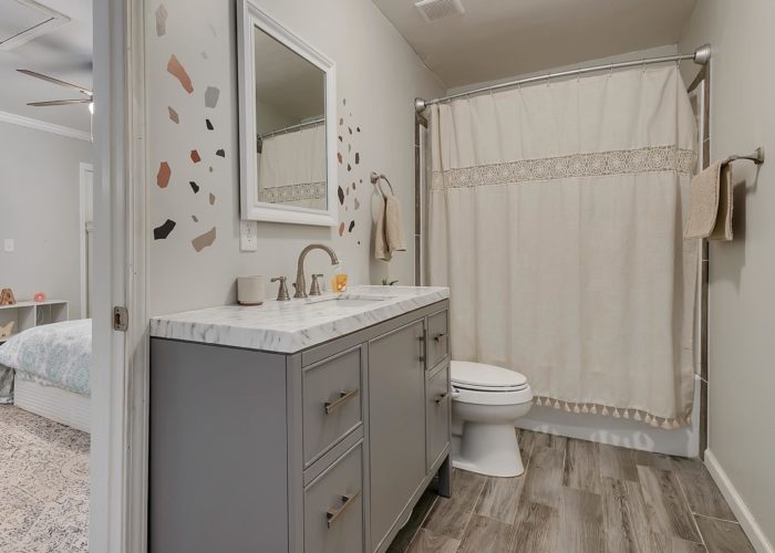 The bathroom of the master suite in the Guest House (additional fee)